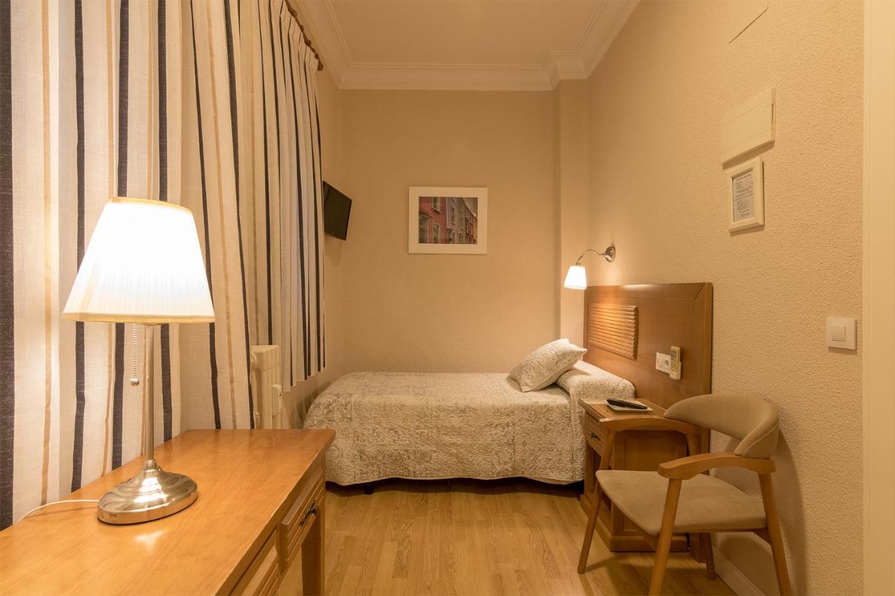Hostal Santillan Мадрид Екстер'єр фото