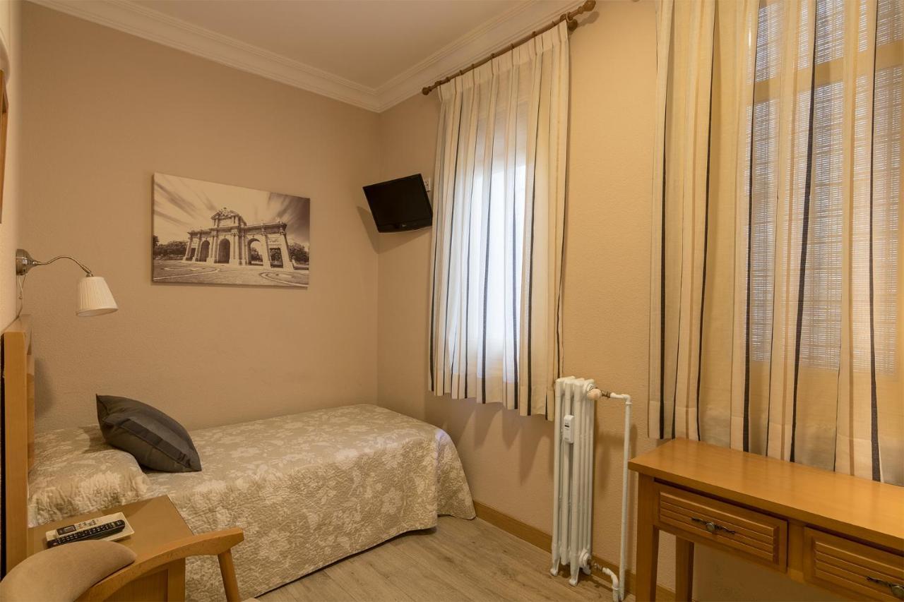 Hostal Santillan Мадрид Екстер'єр фото