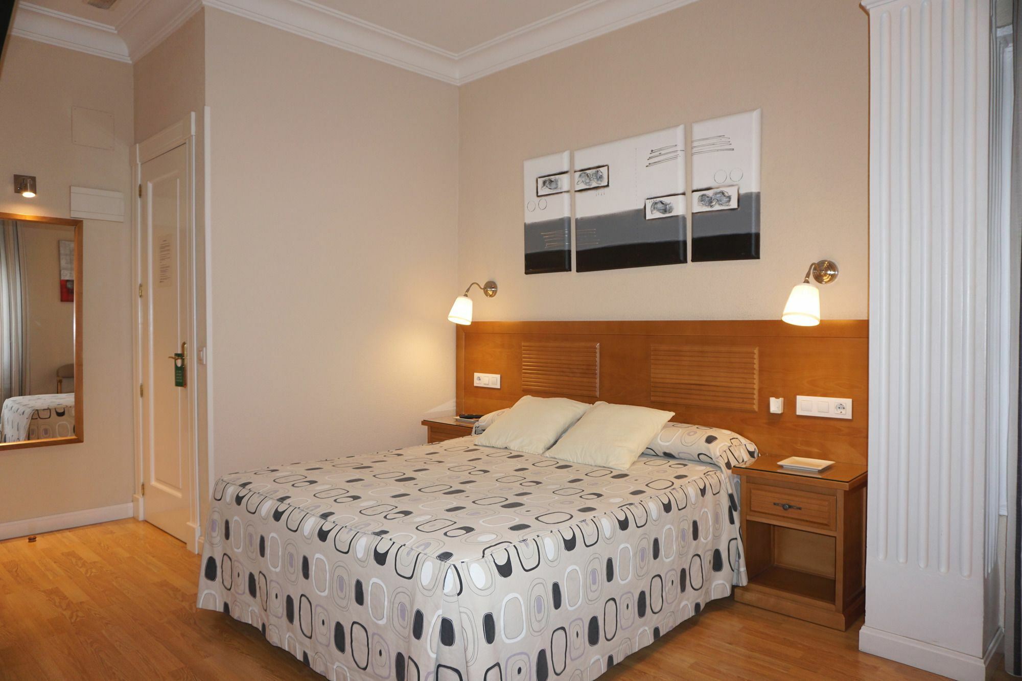 Hostal Santillan Мадрид Екстер'єр фото