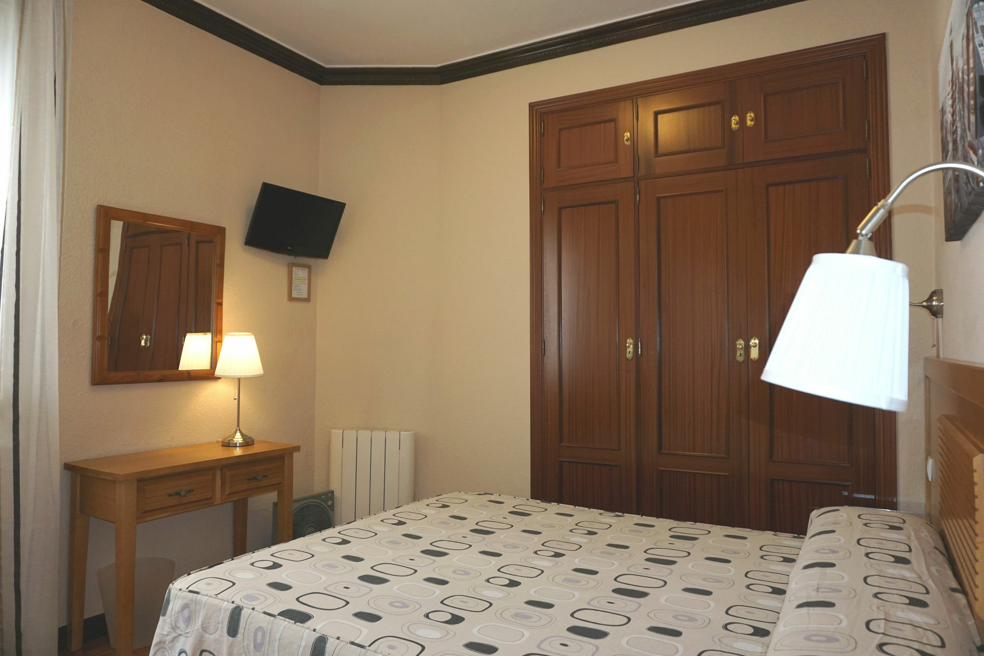 Hostal Santillan Мадрид Екстер'єр фото