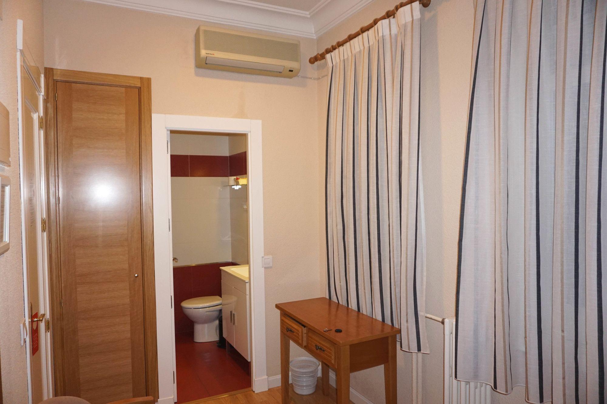 Hostal Santillan Мадрид Екстер'єр фото
